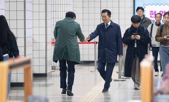 출근길 시민들과 인사하는 정청래 민주당 대표