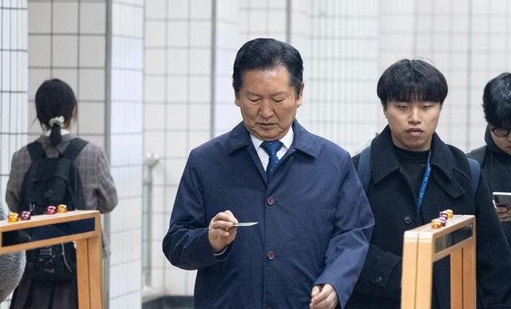 교통카드 바라보는 정청래 대표