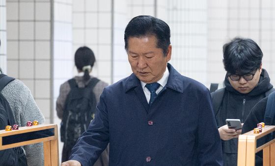 지하철 게이트 통과하는 정청래 민주당 대표