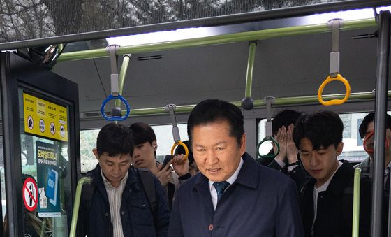 국회 앞 버스 하차하는 정청래 민주당 대표