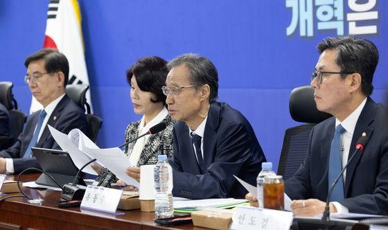 모두발언하는 유동수 위원장