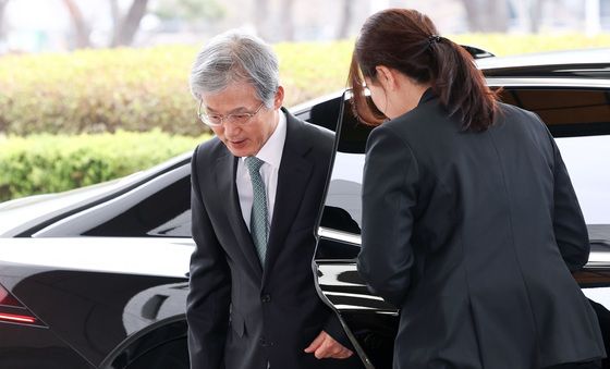 차량에서 내리는 조희대 대법원장