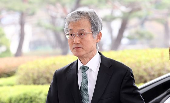 대법원 청사 출근하는 조희대 대법원장