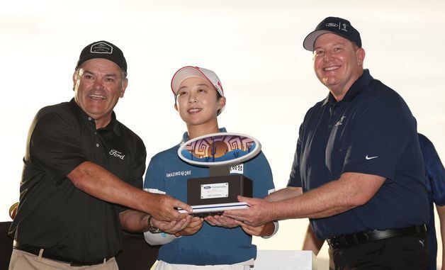 우승 트로피 받는 김효주