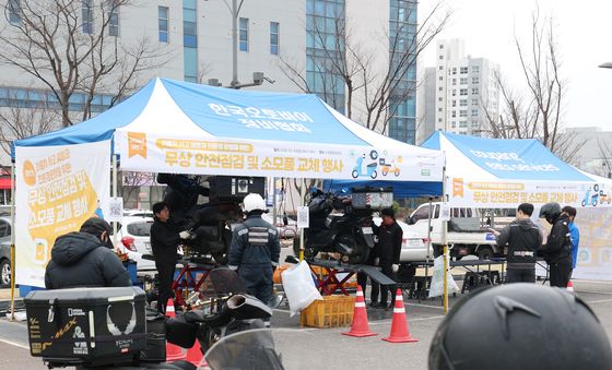 무상 점검 서비스 기다리는 배달 노동자들