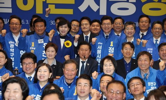 서울시장 예비후보들과 기념촬영하는 정청래 대표