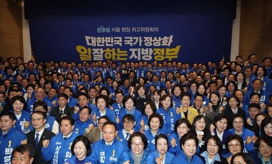 참석자들과 기념촬영하는 정청래 대표