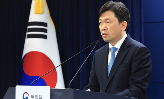 정례브리핑하는 윤민호 통일부 대변인