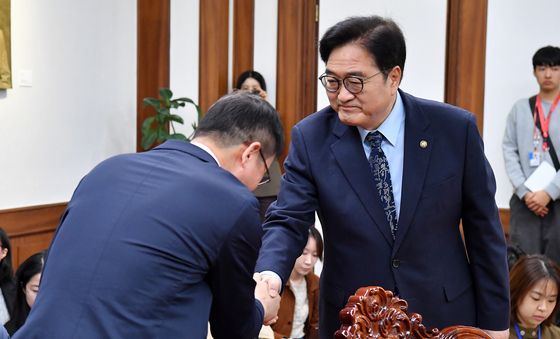 한병도 민주당 원내대표와 인사 나누는 우원식 의장