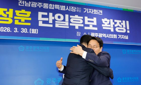 단일화 포옹하는 신정훈-강기정