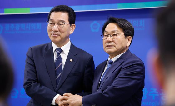 두손 맞잡은 신정훈, 강기정 후보