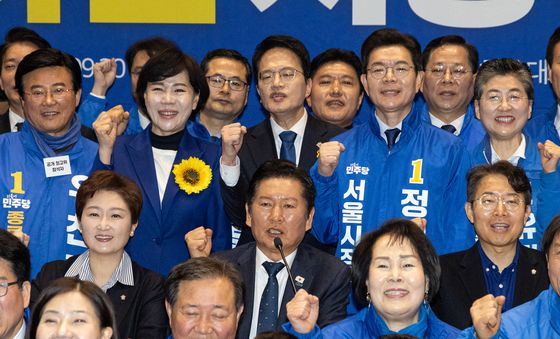 '파이팅 외치며'