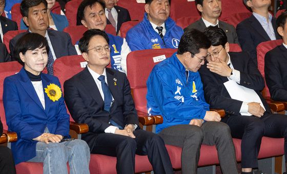 대화 나누는 정원오 후보와 천준호 원내수석