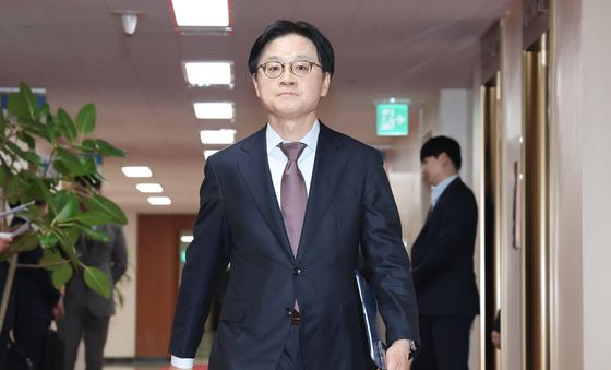 임시 국무회의 참석하는 김정관 장관