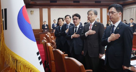 '임시 국무회의 찾은 김민석 총리와 국무위원들'