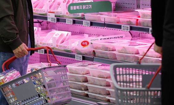 '닭고기 코너에서 고민'