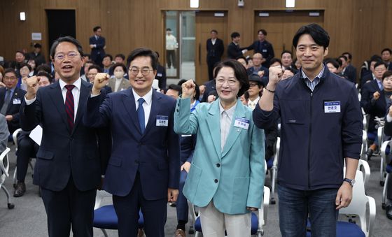 파이팅 외치는 민주당 경기지사 후보돌