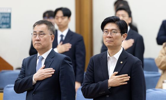 국민의례 하는 조정훈 의원