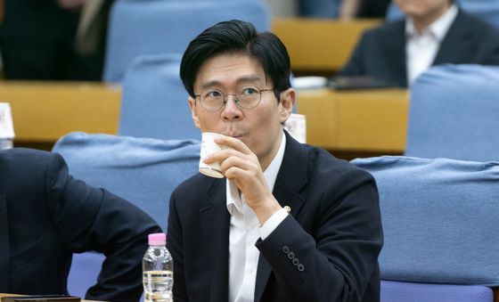 물 마시는 조정훈 의원