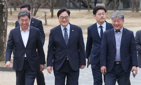 국회 사랑재 향하는 우원식 국회의장