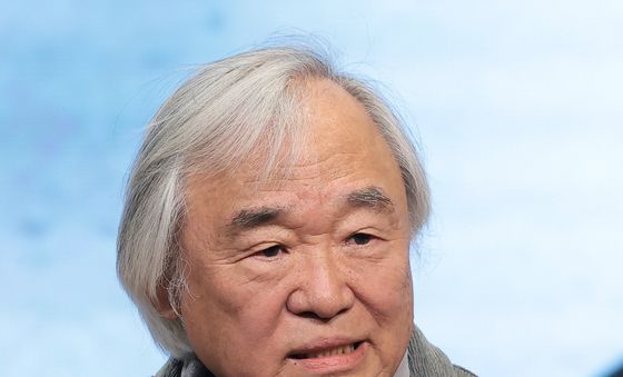 취재진 질문에 답하는 '건반 위의 구도자'