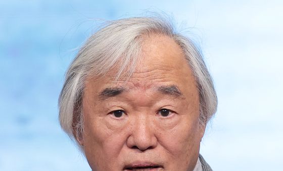 취재진 질문에 답하는 백건우