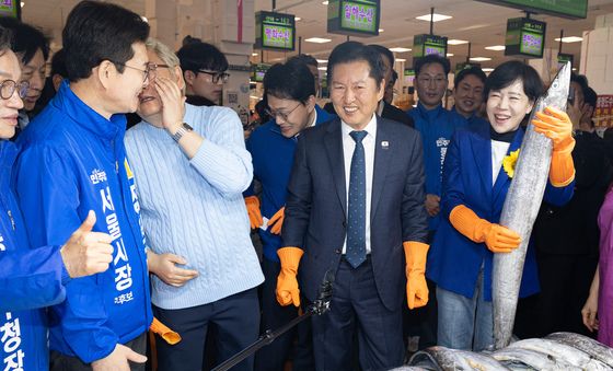 서울시장 예비후보들과 노량진수산시장 찾은 정청래 민주당 대표