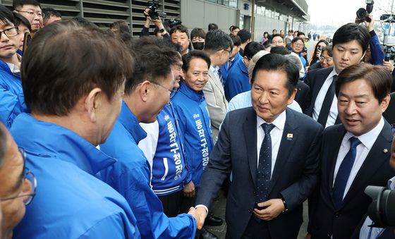 예비후보들과 인사 나누는 정청래 대표