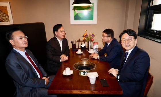 마주 앉은 여야