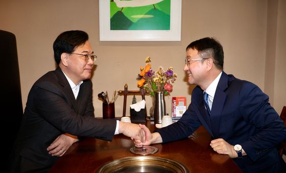 손 맞잡은 여야 원내대표