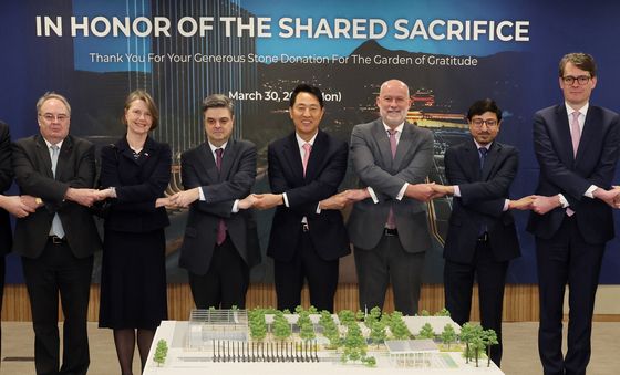 '감사의 정원' 석재 기증국 외교단과 손 잡은 오세훈 시장