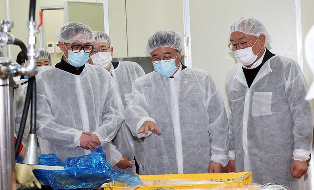 윤호중 장관, 고향사랑기부 답례품 품질관리 현장점검