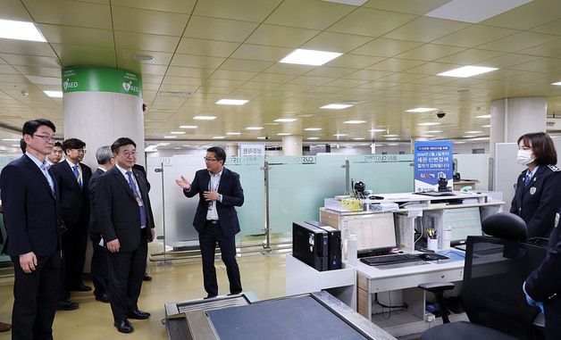 마약범죄 근절 현장점검하는 윤호중 장관