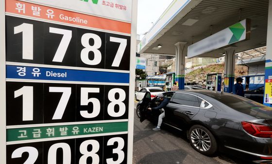 상승하는 기름값에 저렴한 주유소 찾는 운전자들