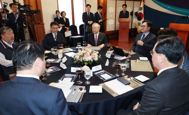 대화나누는 노동·경제 단체와 국회 인사들