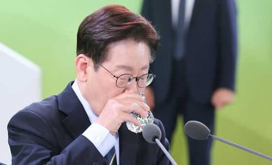 목 축이는 이재명 대통령