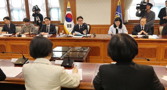 반려동물 정책위원회의 주재하는 김민석 총리