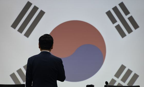 국민의례하는 정청래 민주당 대표