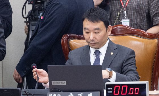 법사위 위원장석 앉은 김용민 직무대리