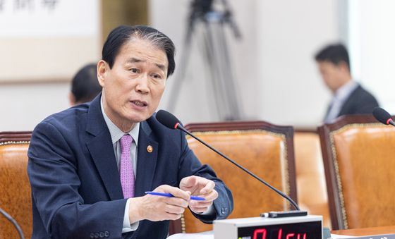 질의 답변하는 권오을 국가보훈부 장관