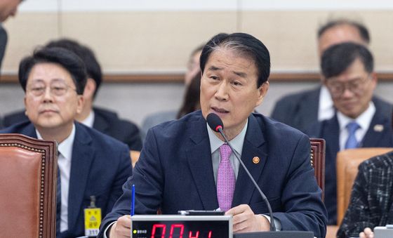 답변하는 권오을 국가보훈부 장관