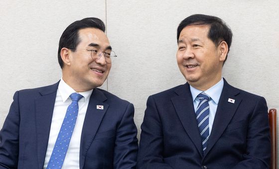 미소 지으며 대화 나누는 박홍근·구윤철