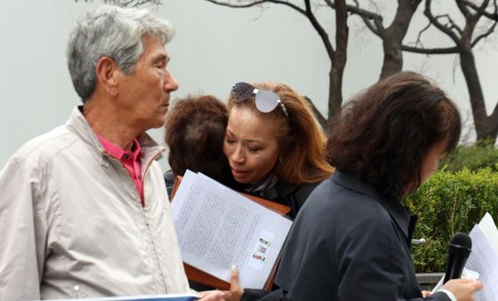 눈물 훔치는 혼혈 해외입양인인 미키 플리펜