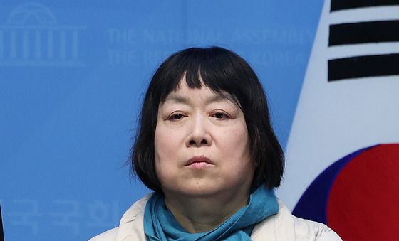 기자회견 참석한 이화영 전 평화부지사의 부인 백정화 씨