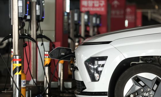 서울 쇼핑몰에 세워진 전기차