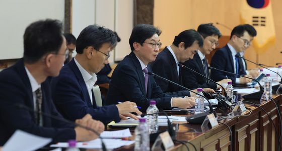 중동상황 관련 금융권 간담회 주재하는 이억원 금융위원장