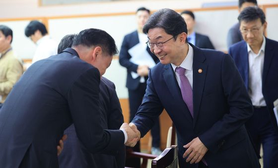 인사 나누는 이억원 금융위원장