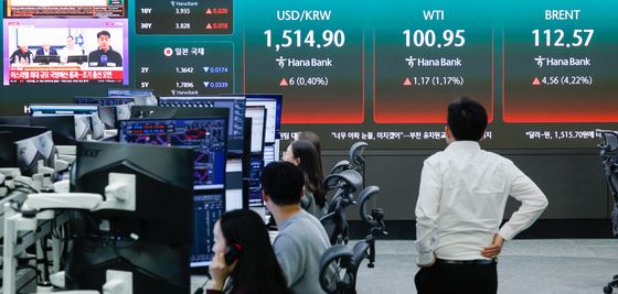 중동 전쟁 장기화, 환율 오르고 국제유가도 오르고