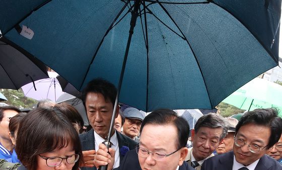 지역 장애인과 인사 나누는 김부겸 전 총리