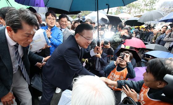 지역 장애인과 인사 나누는 김부겸 전 총리